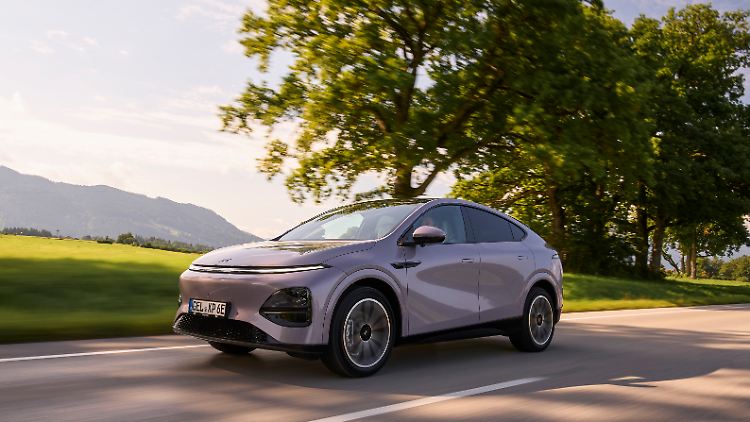 Hier ist ein modifizierter Xpeng G6 in Aktion zu sehen. Und dabei fällt auf, dass nicht bloß der Innenraum, sondern auch die Front verdächtig an das Tesla Model Y erinnert.