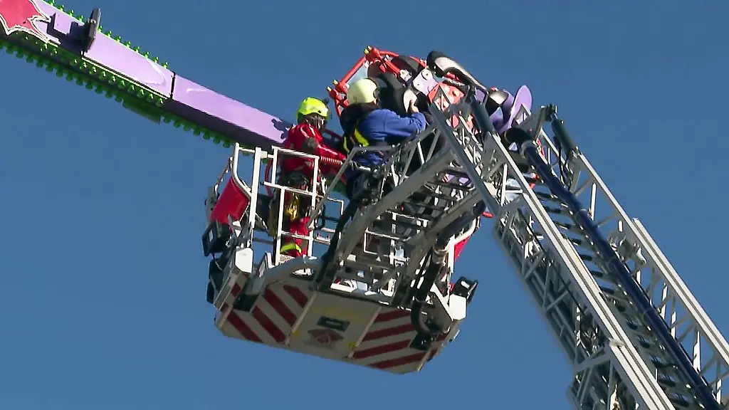 Hoehenretter-der-Feuerwehr-retten-auf-dem-Hamburger-Fruehlingsdom-nach-einem-Stromausfall-insgesamt-sechs-Menschen-aus-einem-Fahrgeschaeft