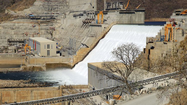Ein Blick auf den Grand Ethiopian Renaissance Dam, ein riesiges Wasserkraftwerk am Nil, der eine zentrale Lebensader in der Region ist.