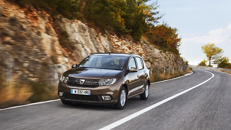 Dacia, 2017'nin başında Sandero'ya makyaj yaptı; bu makyaj, özellikle modifiye edilmiş farlarıyla dikkat çekiyor.