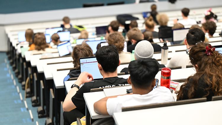 In Deutschland wird seit Jahren deutlich öfter studiert als früher. Der Durchschnittswert der OECD-Staaten wird aber deutlich verfehlt.