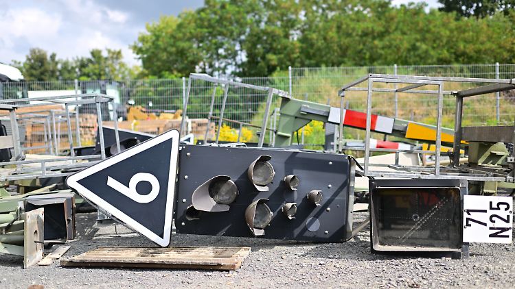 Zwischen Hamburg und Berlin werden derzeit Signale ausgetauscht - sowie Schwellen, Schienen und Kabel.