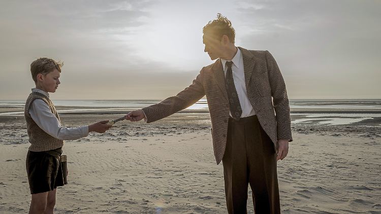 Hark (Jasper Billerbeck) am Strand mit seinem Onkel Theo (Matthias Schweighöfer).