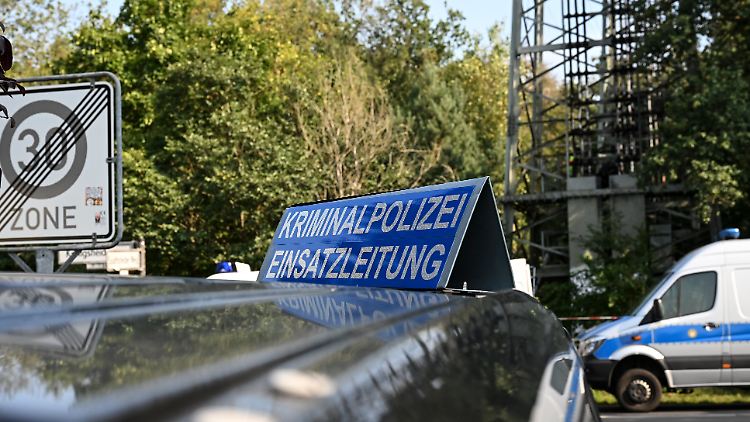 Nach einer Stunde war das Feuer gelöscht. Nun sichert die Polizei Spuren, die auf die Täter hindeuten können.