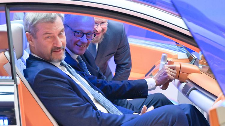 Was wird aus dem Verbrenner-Aus 2035? Merz und Söder mögen Elektroautos, wollen aber auch in zehn Jahren noch Benziner und Diesel für deutsche Straßen zulassen. 