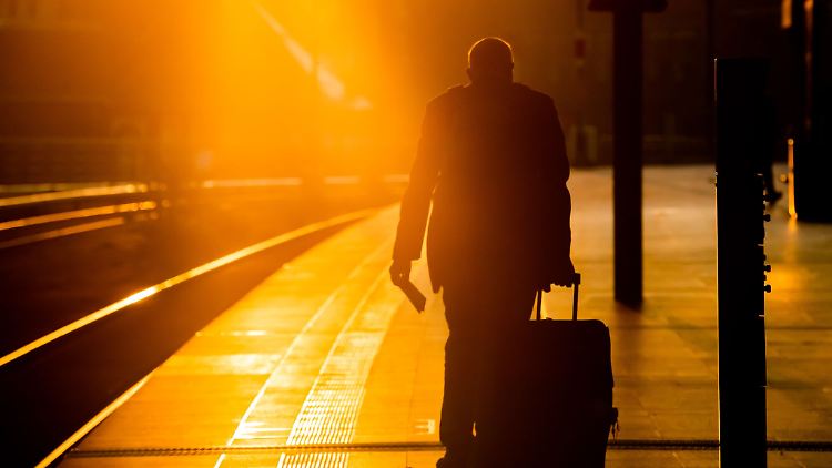 Zugverspätung: Mögliche Ansprüche auf Entschädigung bestehen immer nur, wenn der Bahntransfer zum Flughafen explizit Teil der Reisebuchung ist. 