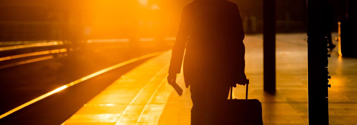 Zugverspätung: Mögliche Ansprüche auf Entschädigung bestehen immer nur, wenn der Bahntransfer zum Flughafen explizit Teil der Reisebuchung ist.