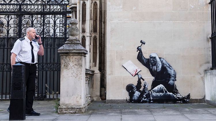 Über die Identität des britischen Künstlers Banksy wird immer wieder spekuliert. Er zeigt sich nicht in der Öffentlichkeit.