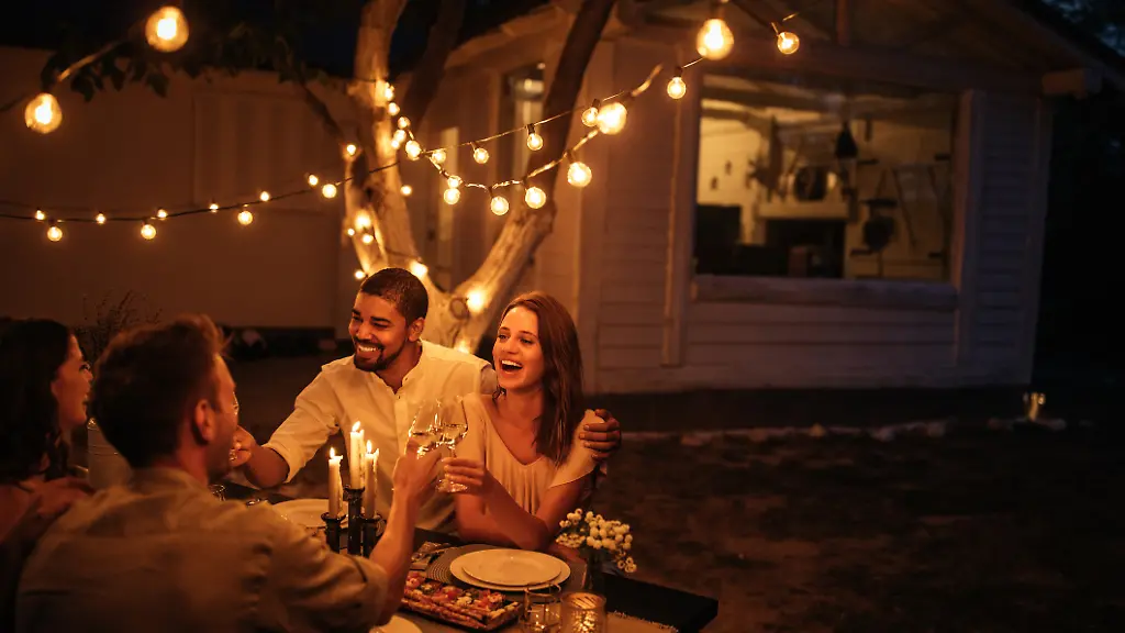 Lichterketten-sorgen-im-Garten-fuer-gemuetliche-Stimmung