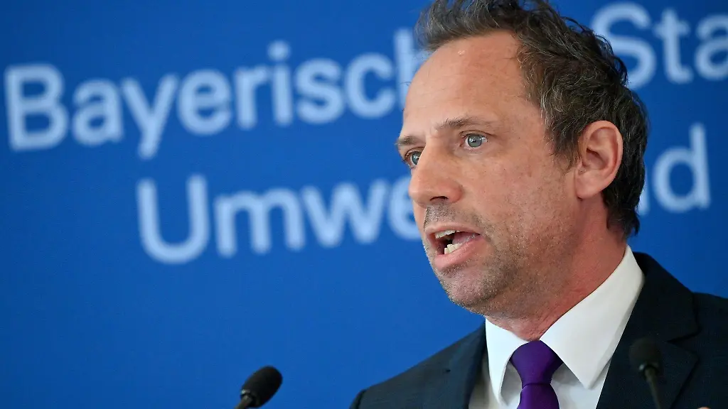 Thorsten-Glauber-Freie-Waehler-Umweltminister-spricht-auf-einer-Pressekonferenz