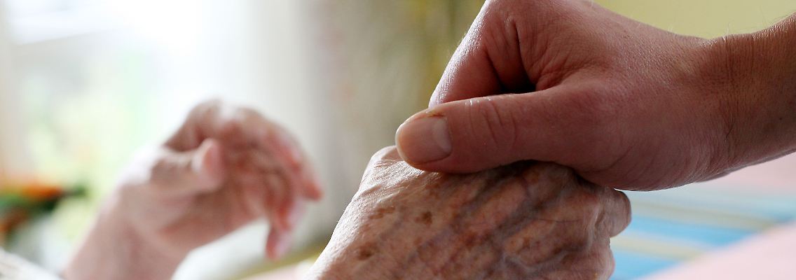 Immer mehr Menschen pflegen ihre Angehörigen selbst zu Hause.