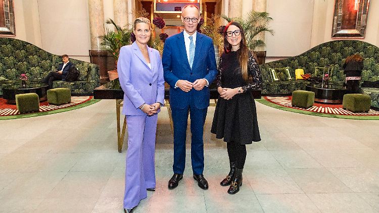 Ohne Frauen geht es nicht - das weiß auch Kanzler  Friedrich Merz (Mitte, links Evelyne de Gruyter, rechts Christina Diem-Puello).