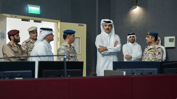Scheich Tamim bin Hamad Al Thani (Mitte) ist das amtierende Staatsoberhaupt von Katar.