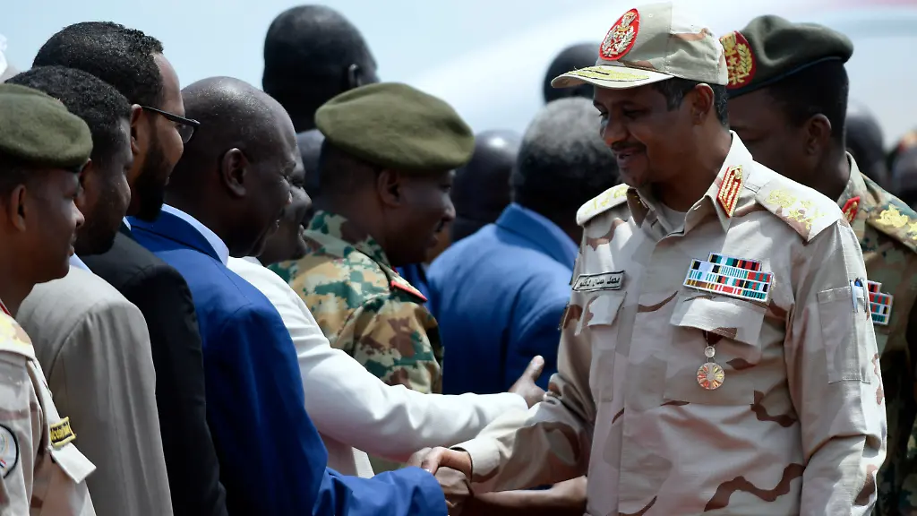 Mohamed-Hamdan-Hemeti-Daglo-rechts-begruesst-suedsudanesische-Offiziere-und-Politiker