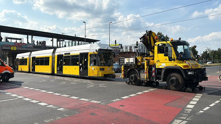 Unter anderem Straßenbahnen mussten abgeschleppt werden.
