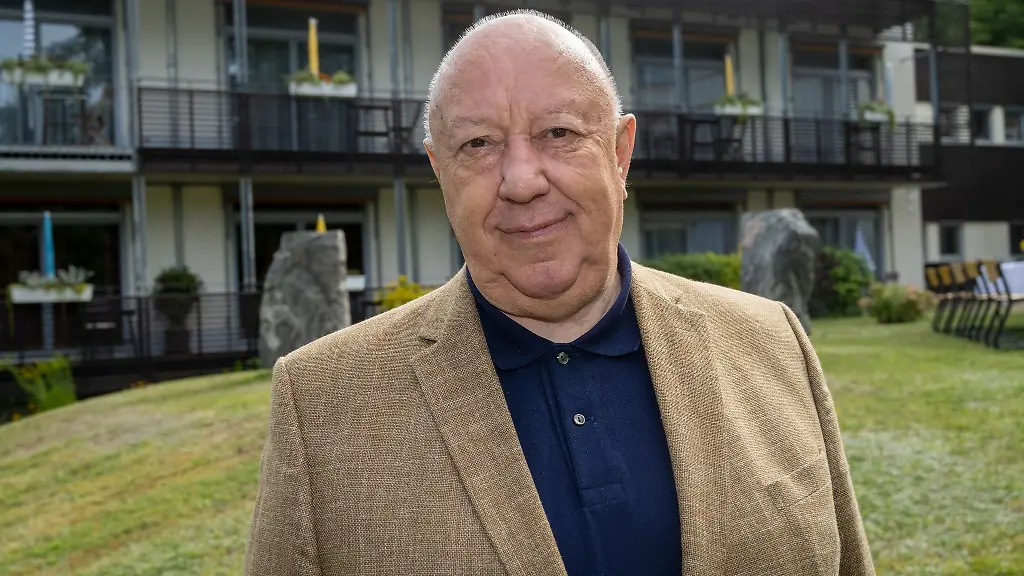 Rainer-Prachtl-Vorsitzender-des-Dreikoenigsvereins-der-den-Siemerling-Sozialpreis-verleiht