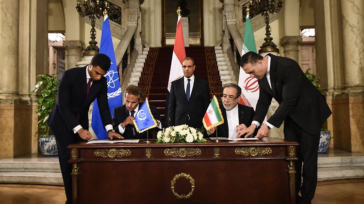 IAEA-Chef Grossi und Irans Außenminister Araghtschi bei der Unterzeichnung des Abkommens. 