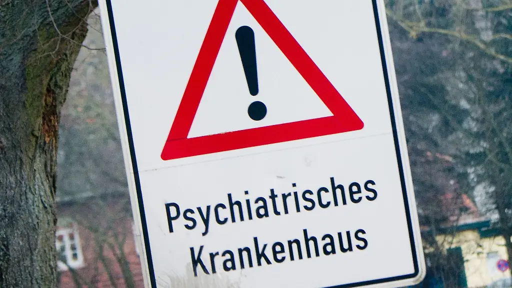 Ein-Schild-mit-der-Aufschrift-Psychiatrisches-Krankenhaus