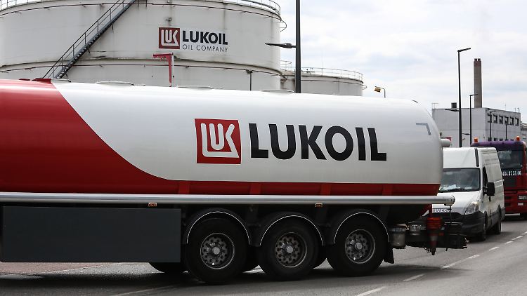 Ein Lkw von Lukoil fährt am Hauptsitz des russischen multinationalen Energiekonzerns Lukoil in Vilvoorde, Belgien, vorbei.
