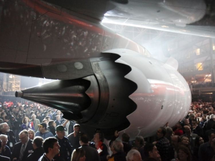 Große Feierstunde mit Lichtshow, Kunden und Kunstnebel im Hangar: Geladene Gäste besichtigen die neuen Flüstertriebwerke.