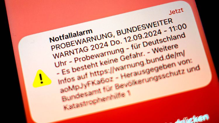 Keine App nötig: Den Empfang von Cell-Broadcast-Nachrichten beherrschen viele neuere Smartphones ab Werk. Hier ein Bild vom Warntag 2024.