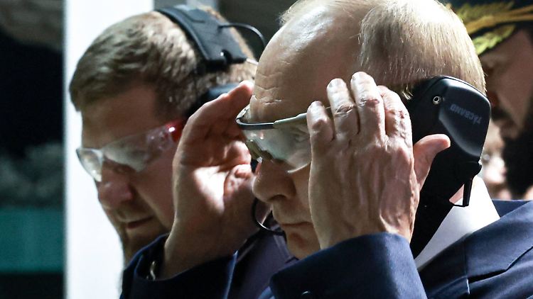 Putin beim Besuch der Universität für Spezialkräfte in Gudermes im vergangenen Jahr