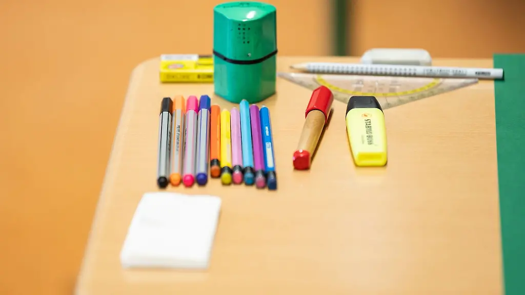 Verschiedene-Stifte-und-Utensilien-liegen-auf-einem-Tisch