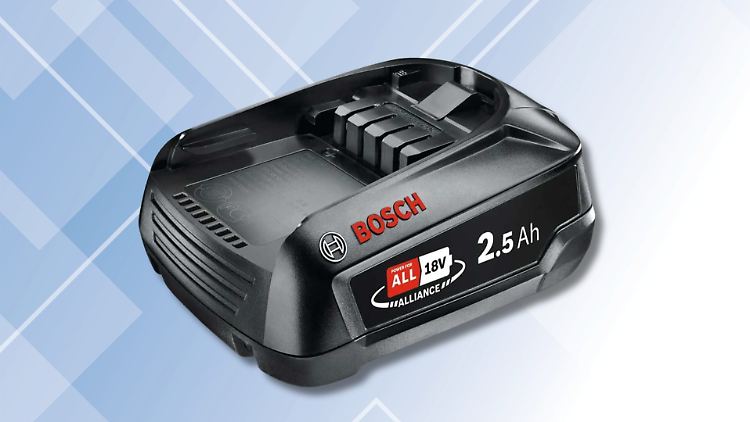 Der Bosch PBA 18V Akku mit 2,5 Ah ist mit vielen Bosch-Geräten kompatibel und momentan richtig günstig.