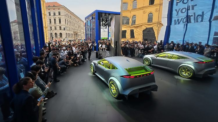 Uma aparição incrível no Salão do Automóvel de Paris com o Hyundai Three Concept. A impressionante iluminação LED pixelada provavelmente também estará presente no carro de produção.