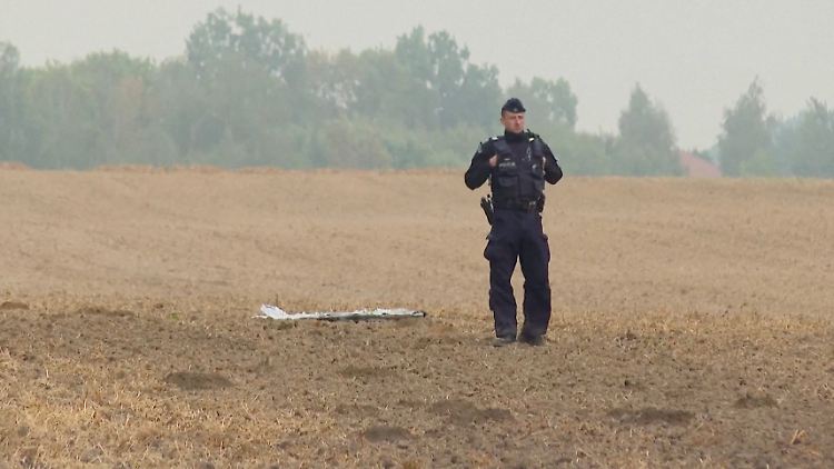 In der Ortschaft Czesniki im Südosten Polens steht ein Polizist neben einem Teil einer Kampfdrohne.