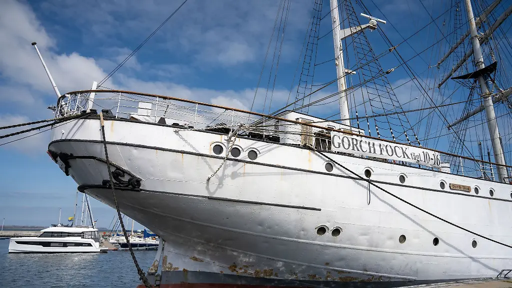 Das-Segelschiff-Gorch-Fock-I-liegt-im-Stadthafen