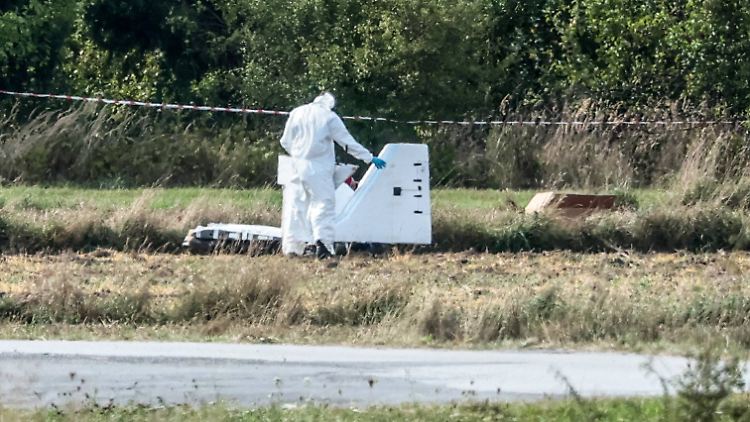 Angehörige des Militärs und der Rettungsdienste entfernen Teile einer Drohne im Dorf Mniszków in Zentralpolen.