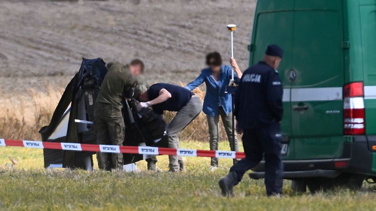 Nahe Wohyn sichert die Polizei Teile einer beschädigten Drohne, die von polnischen Behörden abgeschossen wurde.
