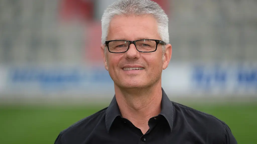 Sportdirektor-Ralf-Heskamp-im-Stadion