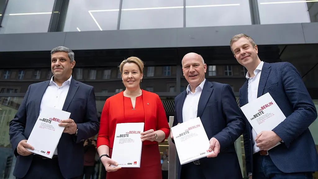 Raed-Saleh-SPD-Franziska-Giffey-SPD-Kai-Wegner-CDU-und-Stefan-Evers-CDU-stehen-bei-einem-Pressetermin-zur-Vorstellung-des-Koalitionsvertrags