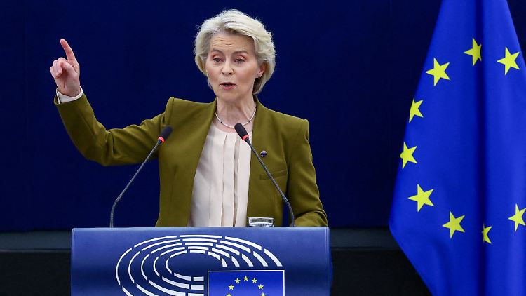 Die Lage der europäischen Automobilindustrie sei "strukturell sehr schwierig", doch die E-Auto-Zulassungen in der EU steigen, betont Ursula von der Leyen.