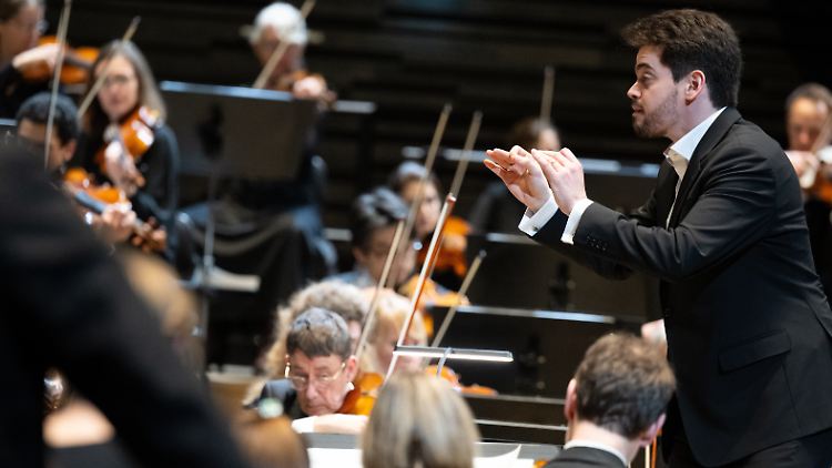 Shani ist auch Musikdirektor des Israel Philharmonic Orchestra.