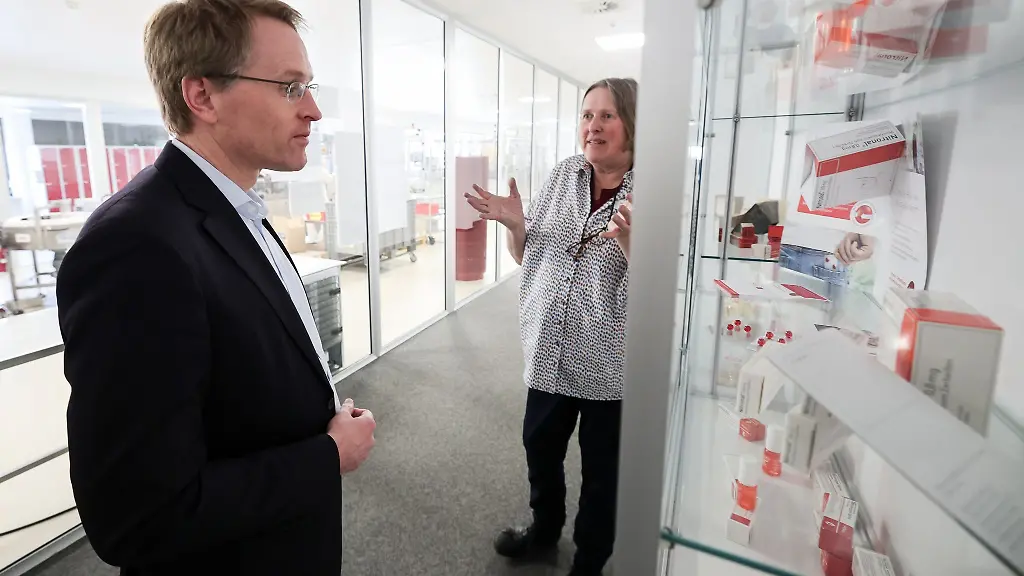 Schleswig-Holsteins-Ministerpraesident-Daniel-Guenther-CDU-l-verfolgt-die-Erlaeuterungen-von-Marianne-Boskamp-Inhaberin-und-Geschaeftsfuehrerin-des-Arzneimittelherstellers-Pohl-Boskamp