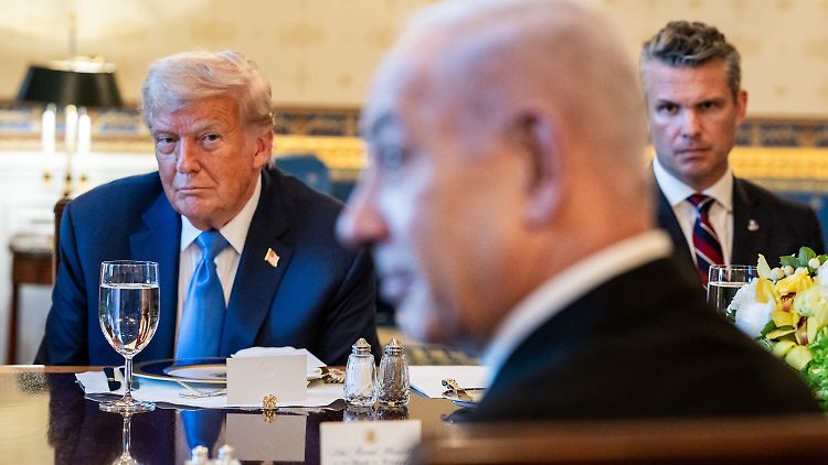 Trump sei wütend gewesen, erst während des Angriffs durch das US-Militär und nicht von Israel selbst darüber informiert worden zu sein - und darüber, dass ein Angriff das Territorium eines US-Verbündeten getroffen habe.