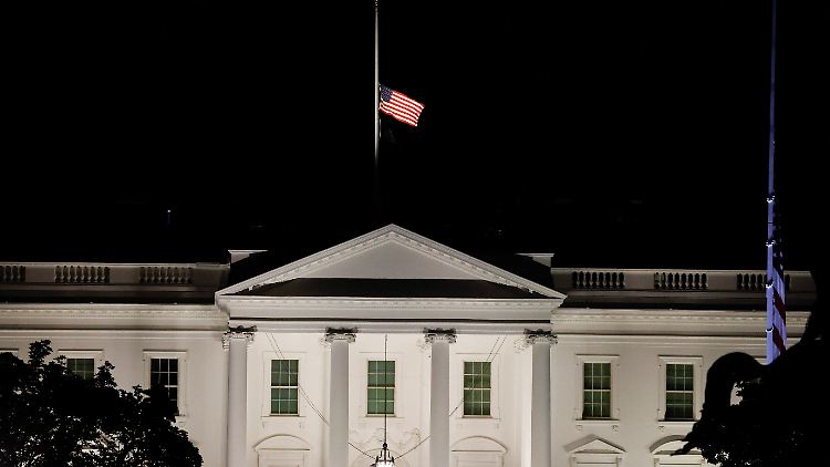 Auf dem Weißen Haus wird die US-Fahne gesenkt. 