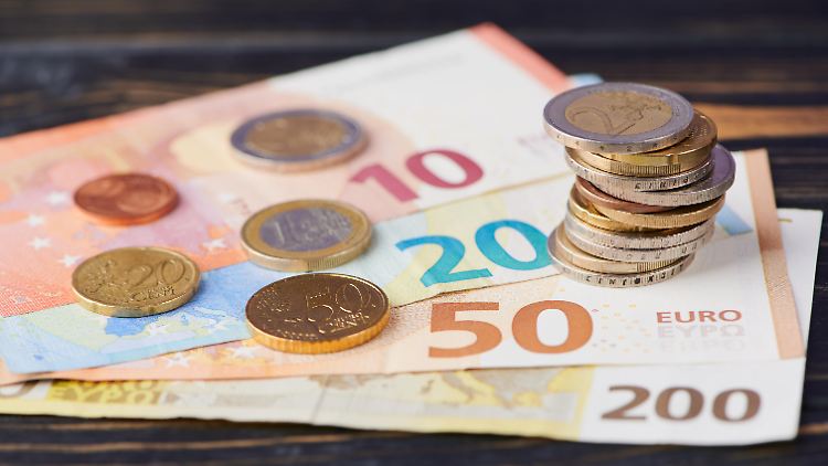 Rund zehn Prozent der jungen Menschen informieren sich bei Finfluencern über Finanzthemen.