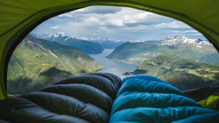 Der richtige Schlafsack entscheidet darüber, wie gemütlich die Nacht draußen wird.