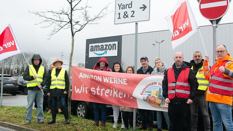 In der Vorweihnachtszeit streiken Mitarbeiter vor einem Amazon-Standort im nordrhein-westfälischen Werne. 