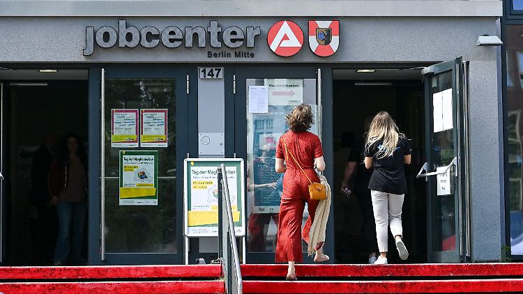 "Wenn der Staat Geld sparen möchte, muss man Menschen in Arbeit bringen", sagt Arbeitsmarktforscher Weber.