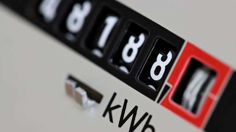 Wer einige Tipps beachtet und auf die passenden Hilfsmittel setzt, kann beim Strom bares Geld sparen.