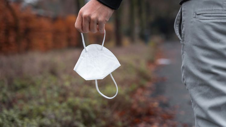 Die Zeiten der Maskenpflicht sind lange vorbei. Doch hin und wieder ist es immer noch sinnvoll, einen Mund-Nasen-Schutz aufzusetzen, sagt Mediziner Specht.