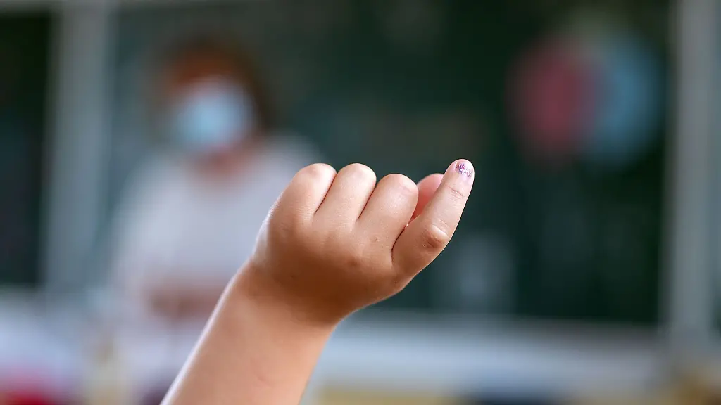 Ein-Kind-meldet-sich-in-einer-Grundschule