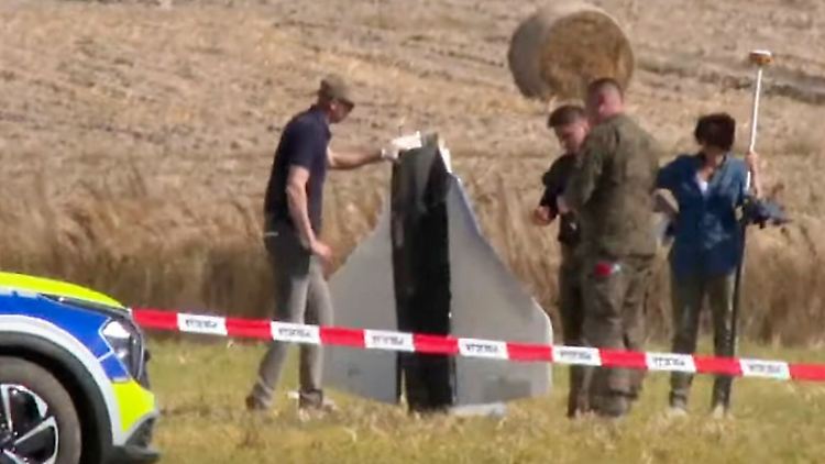 Aggressive Grüße aus Moskau: polnische Ermittler bei der Bergung einer Drohne rund 50 Kilometer nördlich von Lublin.