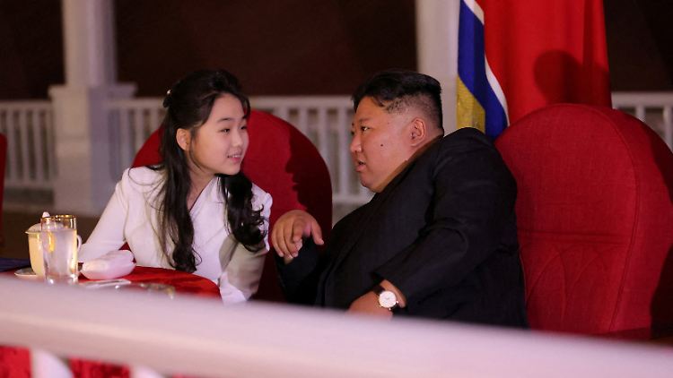 Kim Ju Ae war 2022 erstmals der Öffentlichkeit präsentiert worden. Hier ist sie im Juni 2025 an der Seite ihres Vaters zu sehen. 