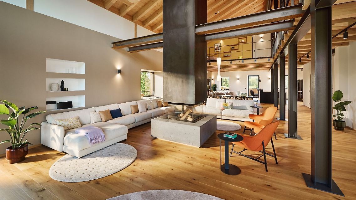 Im Traumhaus ist viel Platz zum Relaxen, beispielsweise am Kamin.